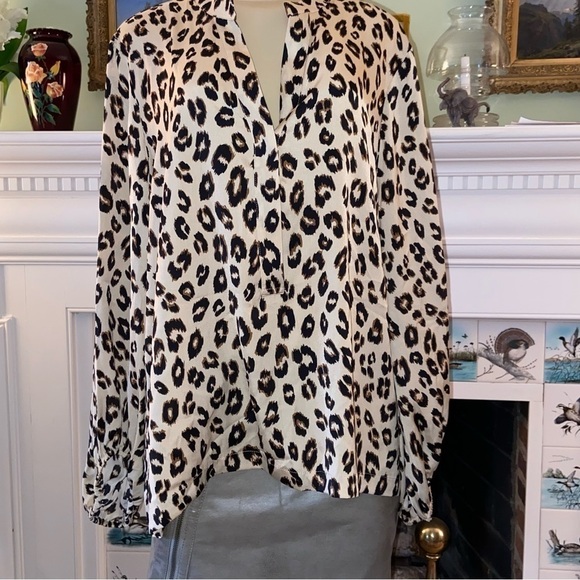 Tahari polka dot metallic skirt features a sexy slit. Fresh from the runway. - Picture 5 of 7